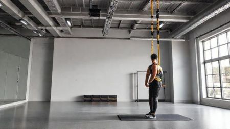 Как проходит тренировка Bungee Fitness: базовые элементы, работа с эластичным канатом и распределение нагрузки